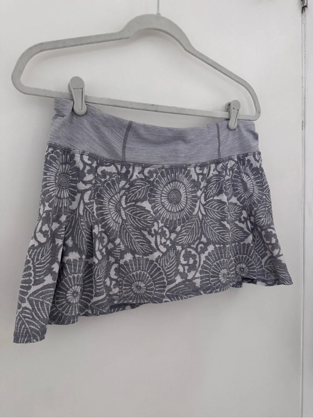 lululemon athletica Gray Floral Skater Skort M (8)